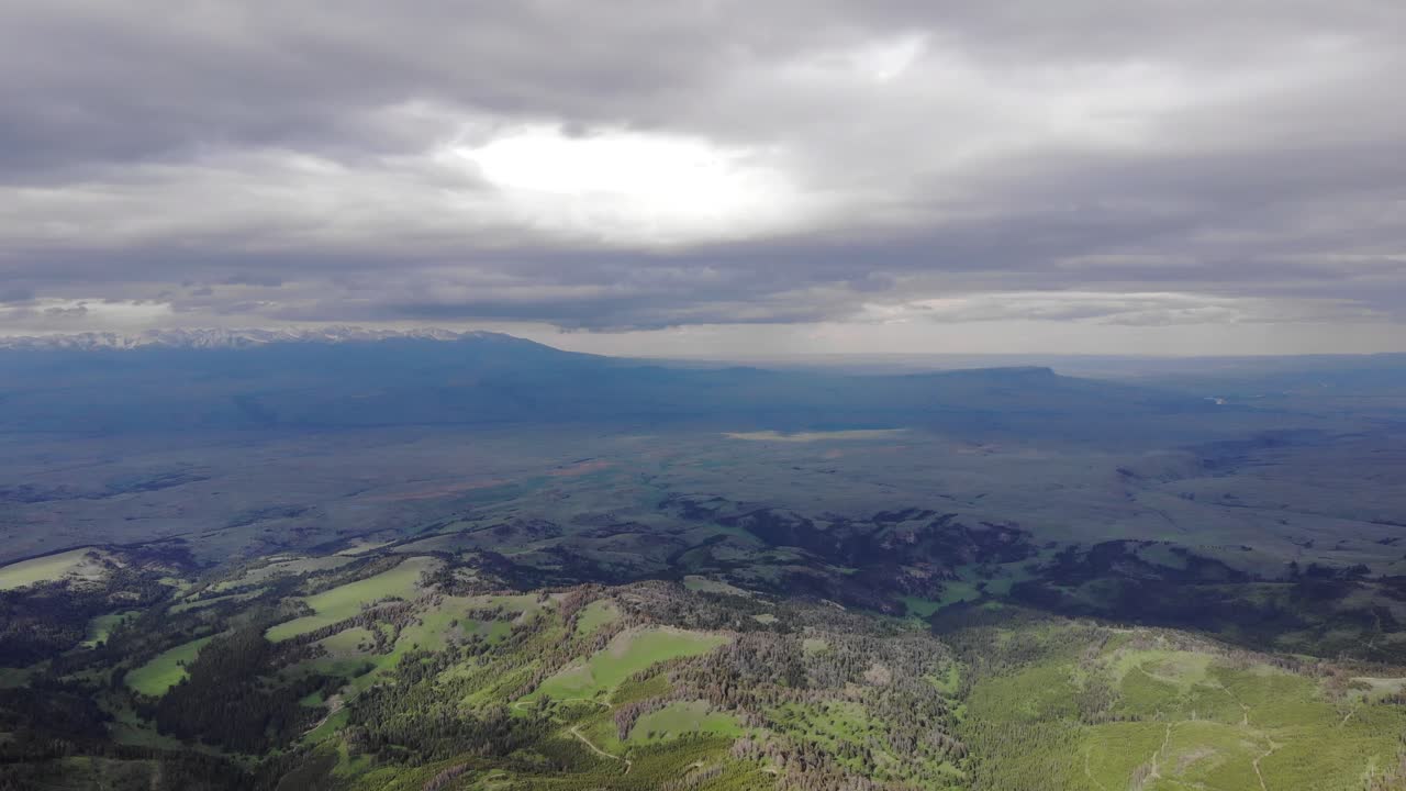 tiro de dron muy alto de una cordillera en la distancia