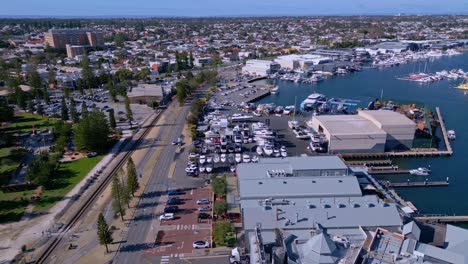 drone inclinación del puerto de barcos fremantle a los suburbios en un día soleado, perth, australia occidental