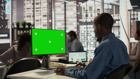 hombre de negocios trabajando en una computadora en una oficina moderna