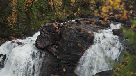 Ein-Wasserfall,-Versteckt-Im-Herbstlichen-Wald