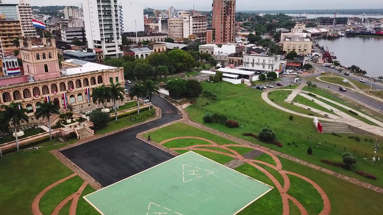 Veduta aerea del Palazzo Lopez ad Asunción, Paraguay, con un eliporto di fronte e il fiume Paraguay sullo sfondo