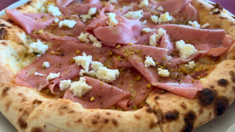 pizza mortadella italiana tradizionale con pistacchi e burrata formaggio mozzarella, 4k shot