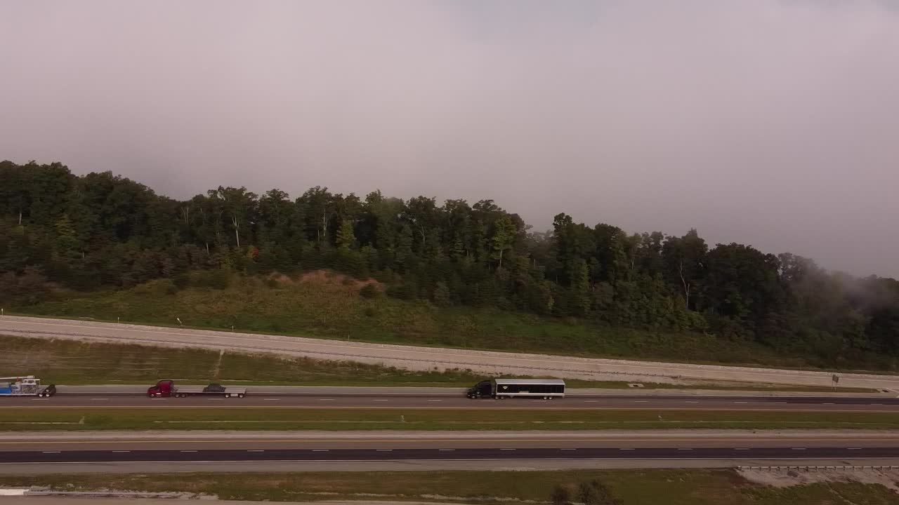 Tir che guidano sull'autostrada I-75 sulle montagne del Tennessee - Strada Rarity Mountain - ripresa aerea in tracking