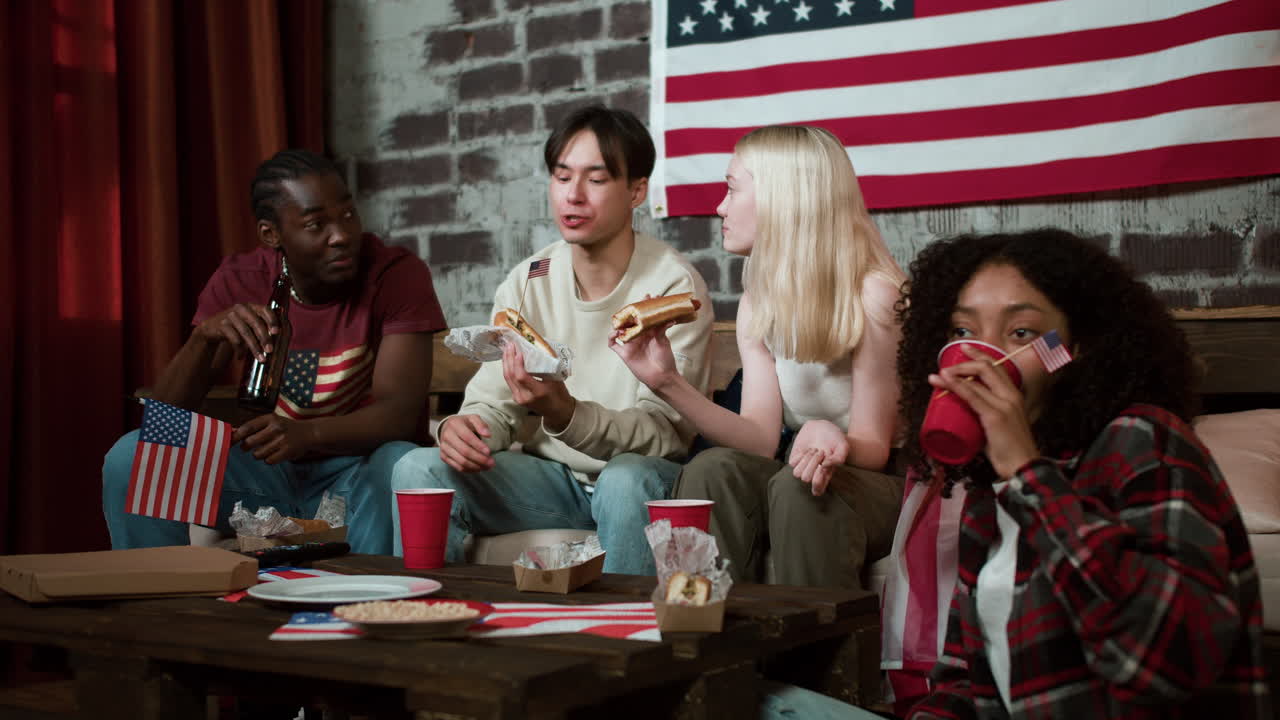 7월 4일을 축하하는 친구들