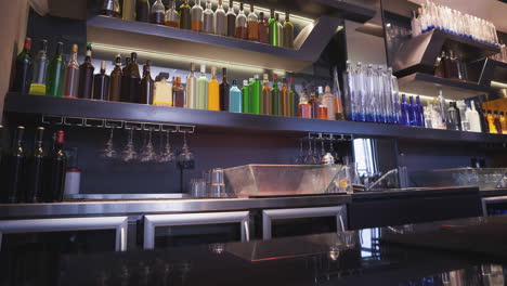 animación de una imagen en movimiento del interior de un bar moderno