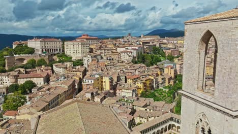 vuelo aéreo más allá de la torre del campanario del convento de san domingo, perugia, provincia de perugia, italia