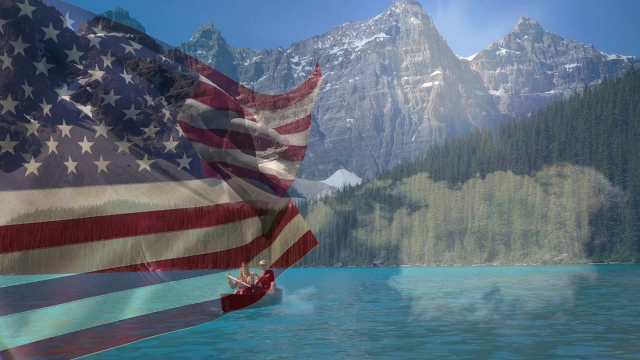 Duo che rema su una barca rossa su un lago turchese, con una debole bandiera USA che si muove col vento sovrapposta al duo per il viaggio
