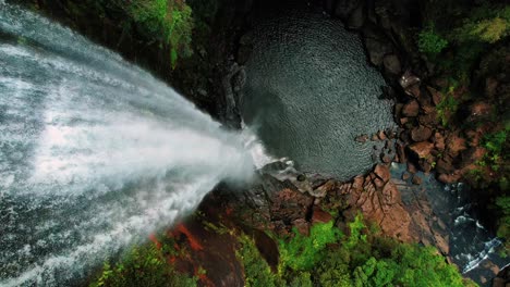 cataratas belmore, australia, el dron desciende lentamente por la cascada
