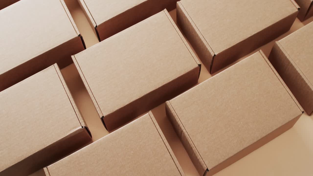 갈색 배경 위에 복사 공간을 가진 카드보드 상자의 비디오