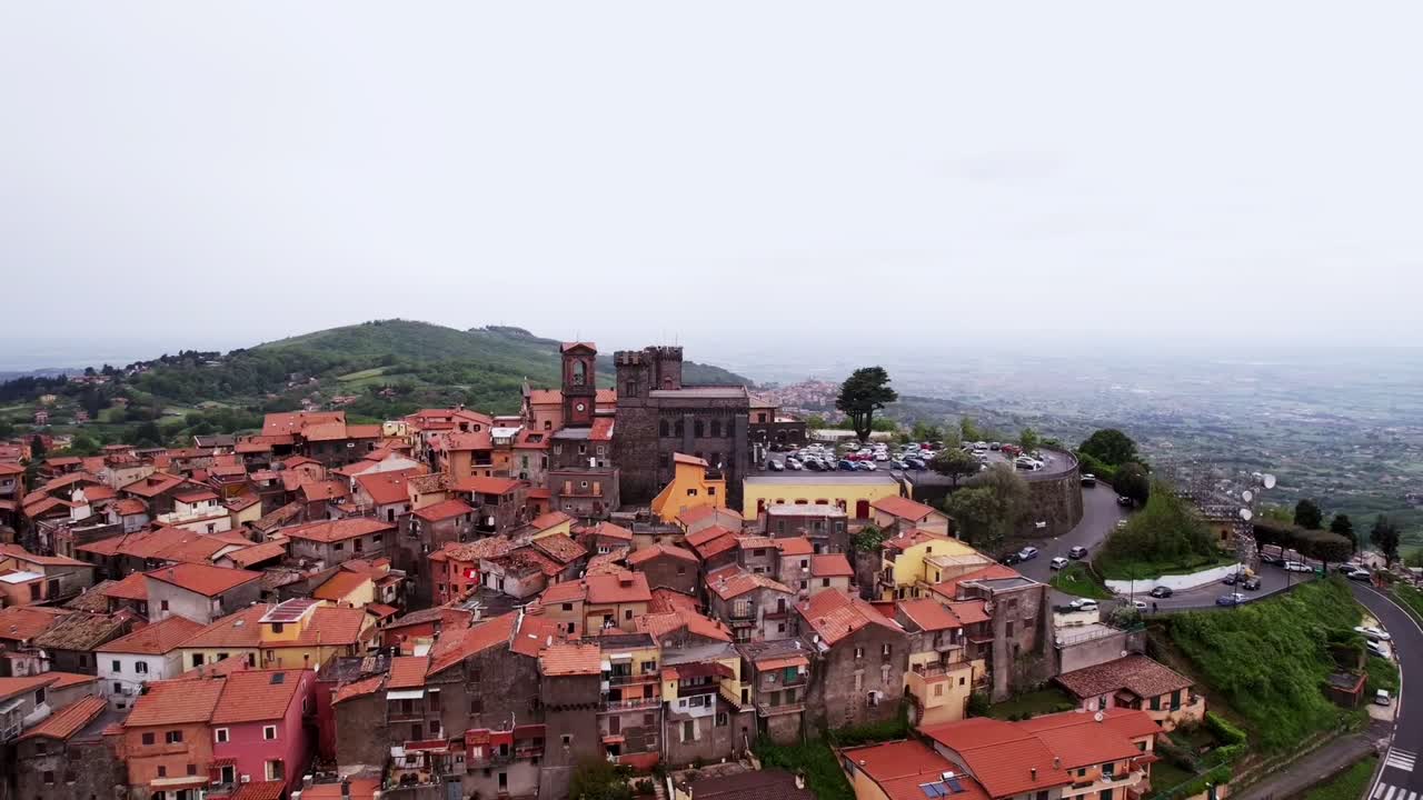 Belvedere di Rocca Priora, castello medievale circondato da un villaggio, Italia