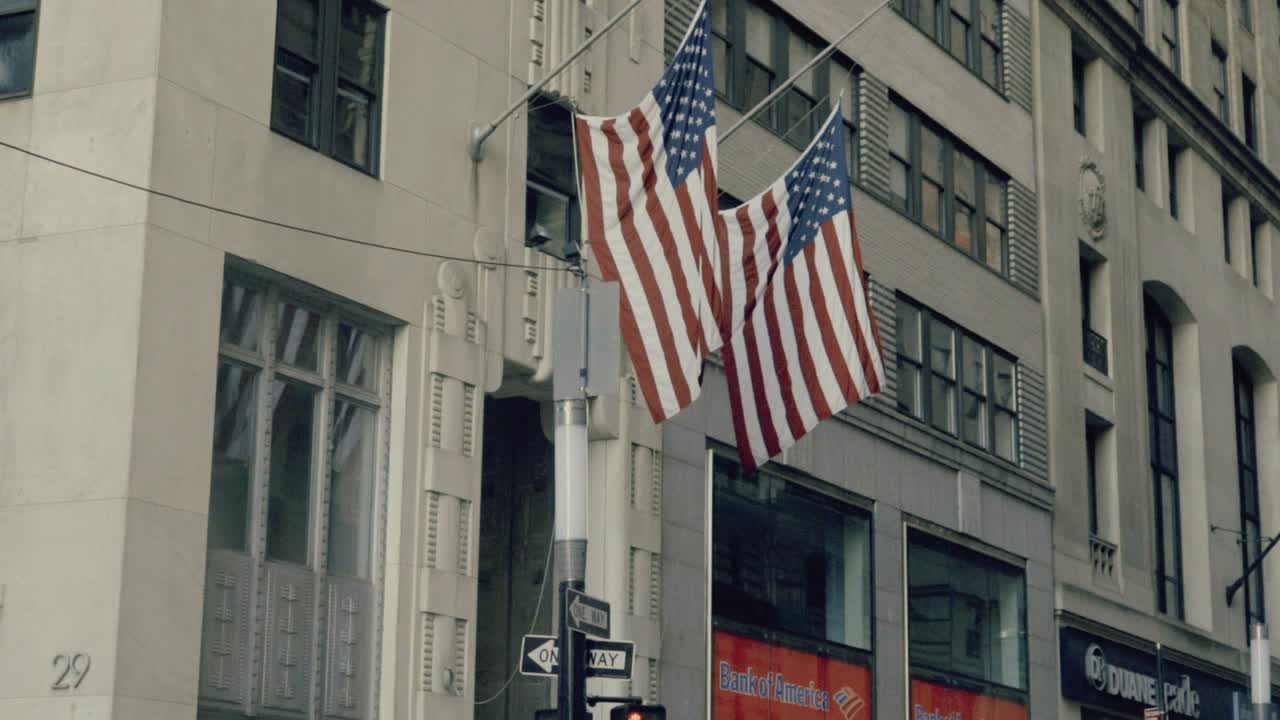 bandeira dos estados unidos em câmera lenta pendurada nos prédios do distrito de wall street, em nova york