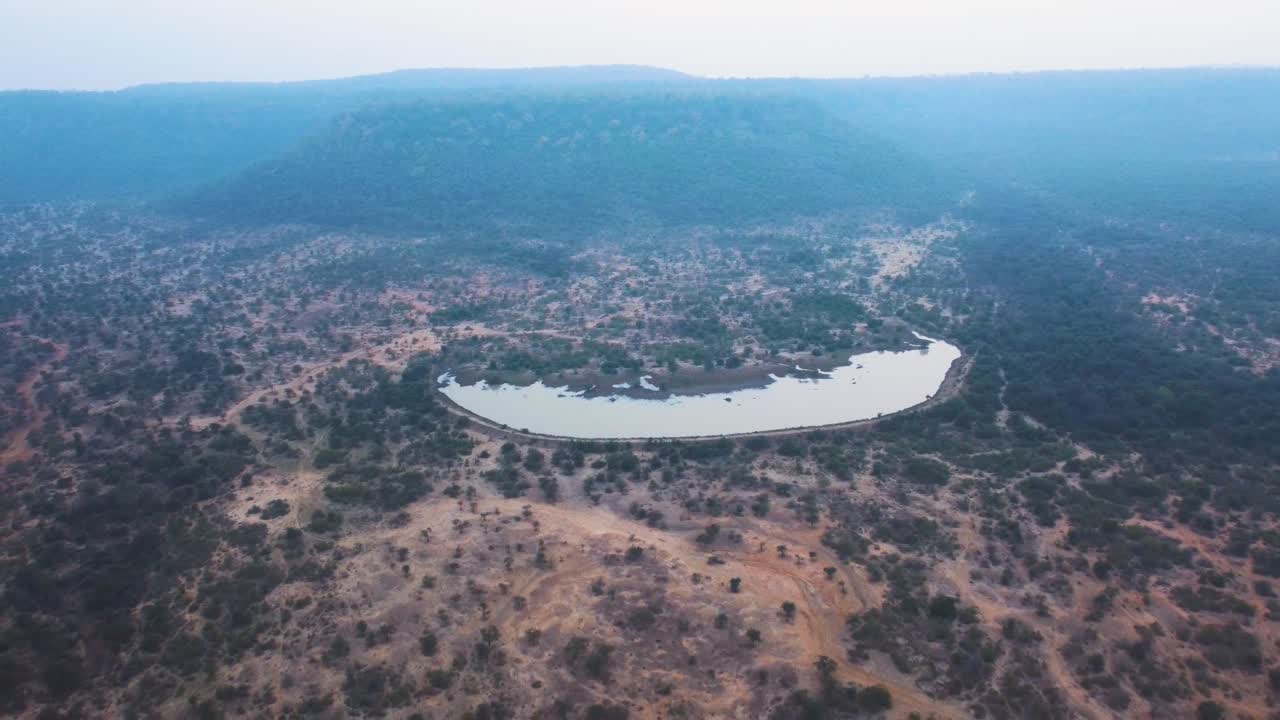 인도의 숲에서 정지 댐의 공중 드론 샷