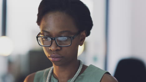 Mujer-De-Negocios-Pensante-Trabajando-Hasta-Tarde-En-La-Oficina