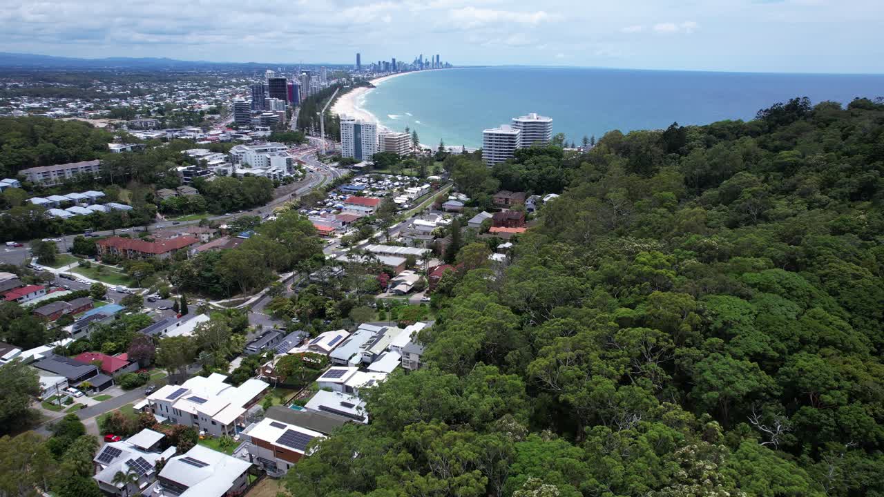 Burleigh Headin kansallispuisto ja rannikkoesikaupunki Gold Coastissa, Queenslandissa, Australiassa. - ilmakuva