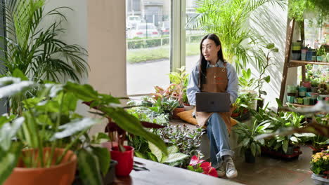 mujer trabajando en una tienda de plantas