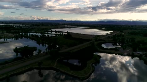 Sutiles-Cambios-De-Luz-Y-Reflejos-En-Esta-Dichosa-Toma-De-Un-Dron-De-Una-Puesta-De-Sol-En-Las-Montañas-Rocosas-De-Colorado