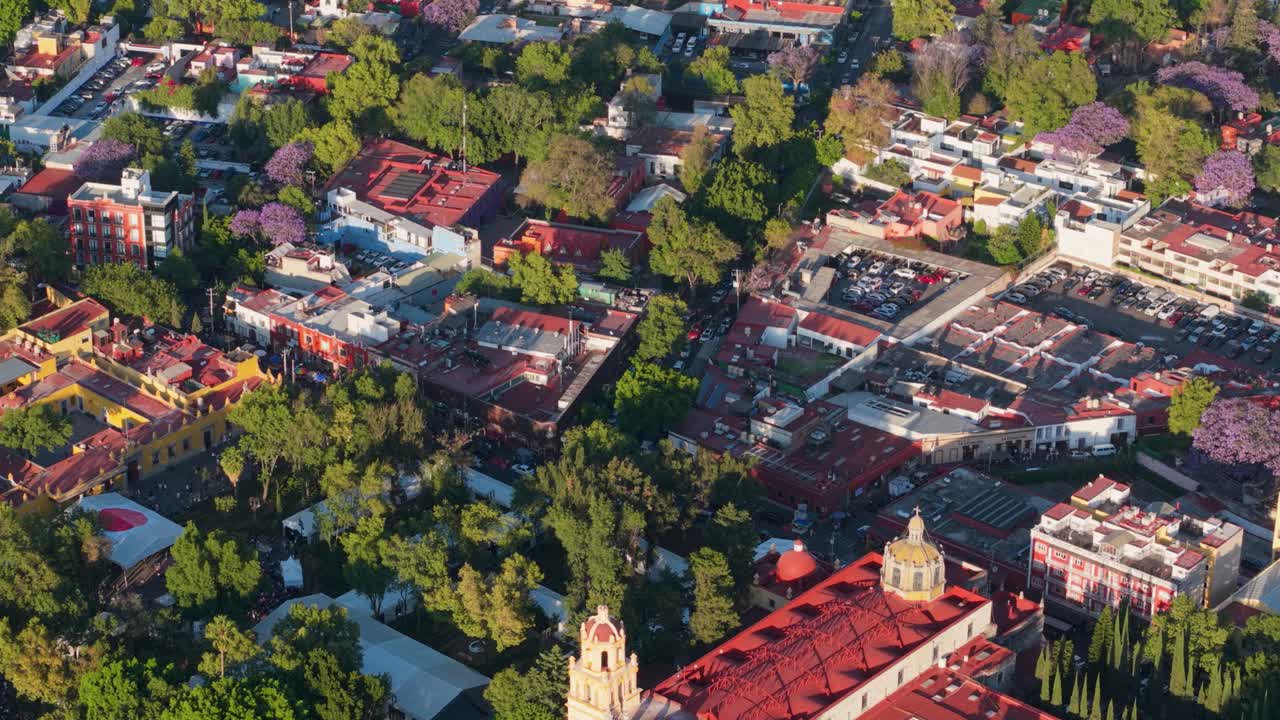 Volo drone sul centro storico di Coyoacán, CDMX, con vista sul tetto della chiesa.