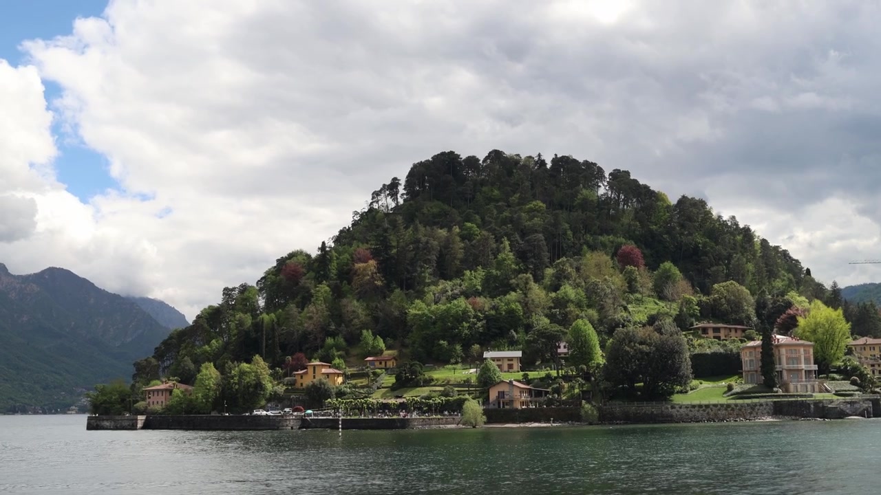 Ville e case colorate sul lago di Como, Italia, paesaggio naturale panoramico