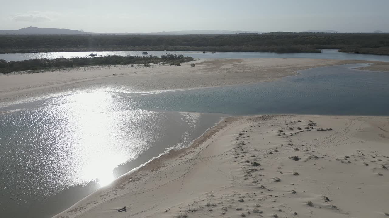 flyover bajo: arena de marea plana en el río noosa heads bar en queensland au
