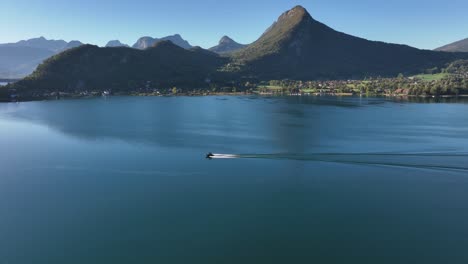 Boat-cruising-on-Annecy-lake-during-a-summer-morning