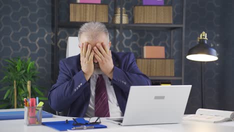 el retrato de un hombre de negocios preocupado.