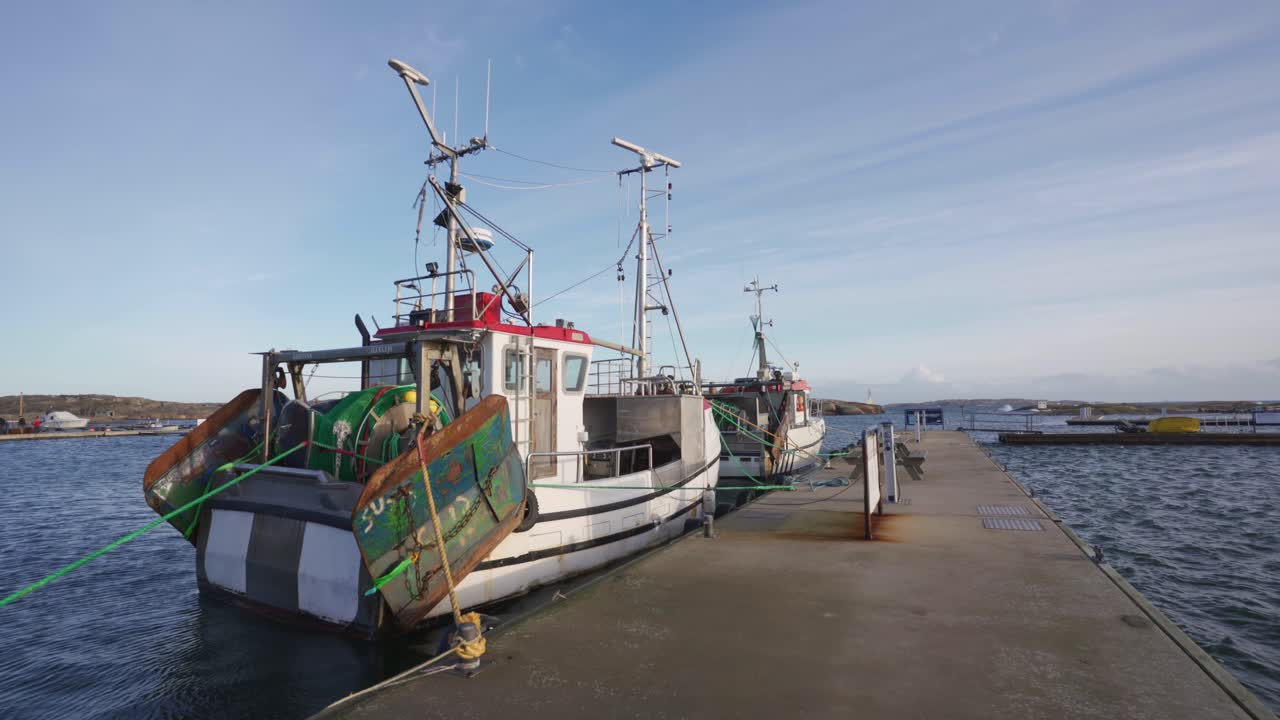 Due barche da pesca al molo.