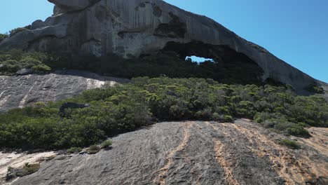 tomada aérea de aproximación de la montaña francesa en el área de cabo le grand con arbusto verde y cueva en un día soleado