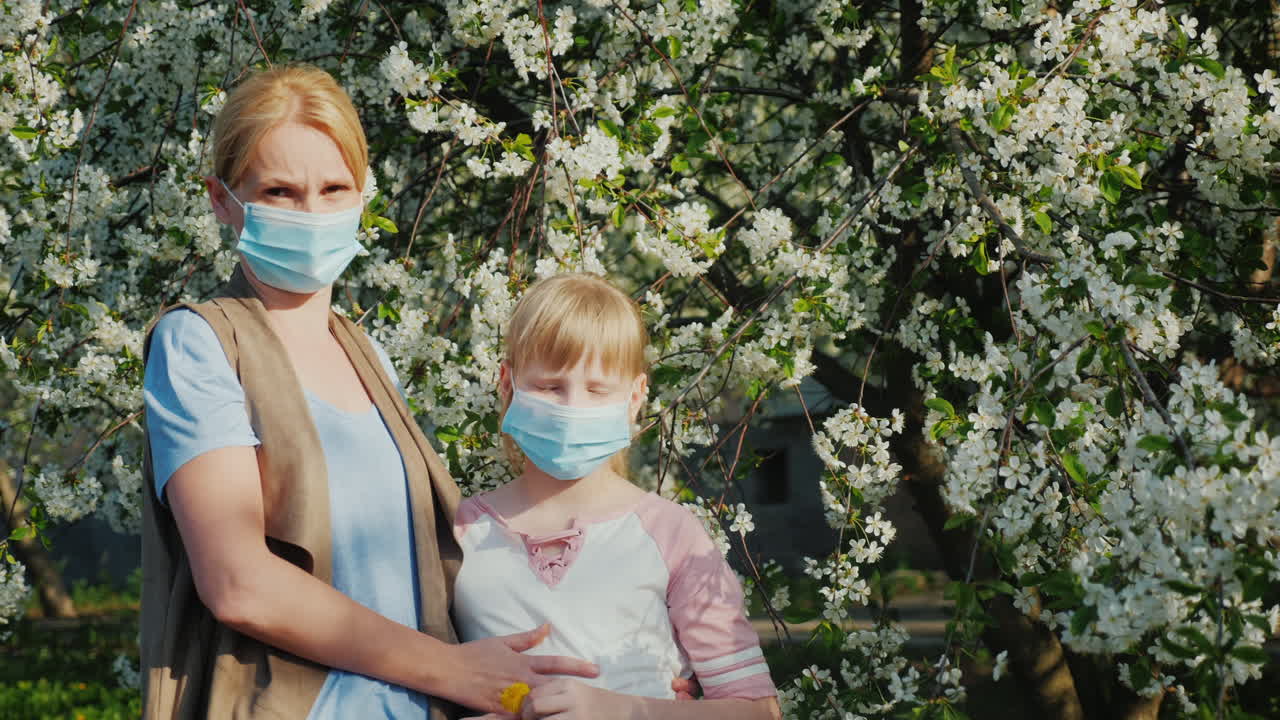 꽃 피는 나무 알레르기 문제의 배경에 대해 거즈 붕대에 아이들을 가진 여자