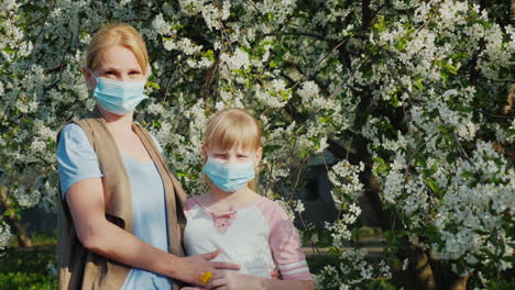 mujer con niños en vendajes de gasa en el contexto de problemas de alergia a los árboles en flor