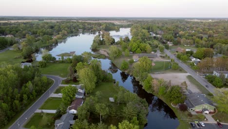 pequeña ciudad de clare con lago en michigan, ee.uu.