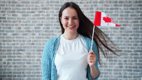 mujer con bandera canadiense