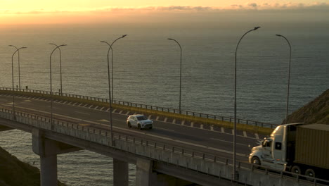 valparaíso chile coche que pasa a través de un puente al anochecer mañana cielo despejado