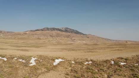una toma de un avión no tripulado de una carretera desolada en el desierto de wyoming.