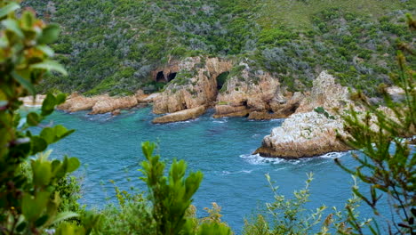 beleza natural da reserva natural do leito de penas, as cabeças - cavernas do mar, costa rochosa