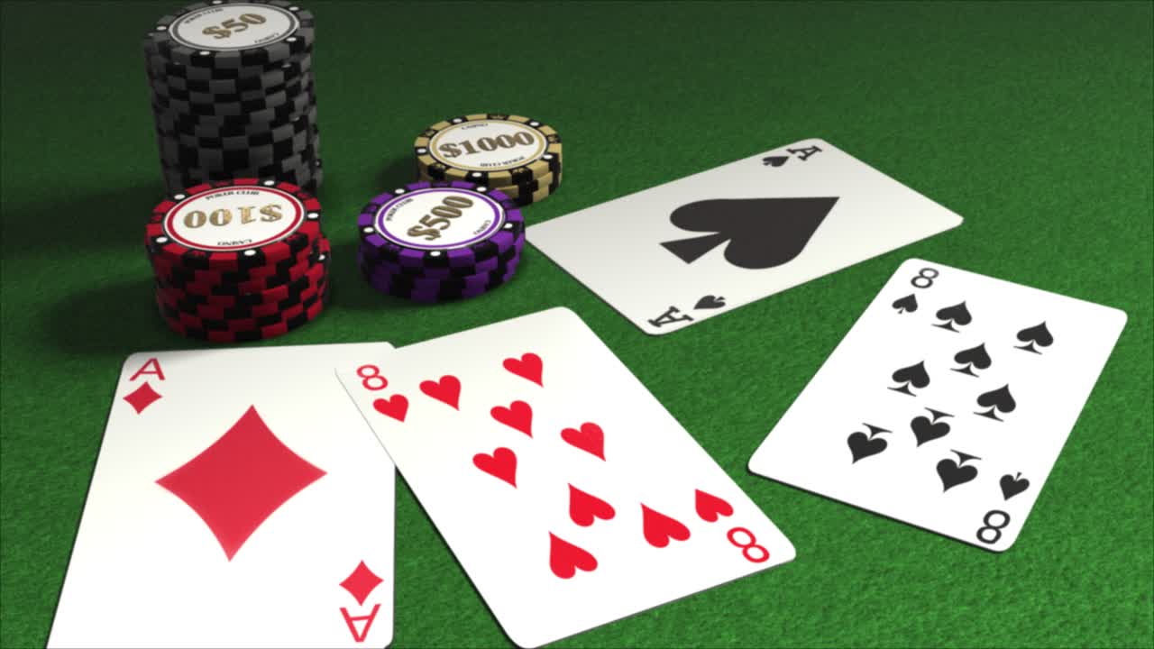 cartas repartidas en una mesa de póquer con montones de fichas de juego - manos de póquer - mano de hombre muerto - un par de ases y un par de ochos