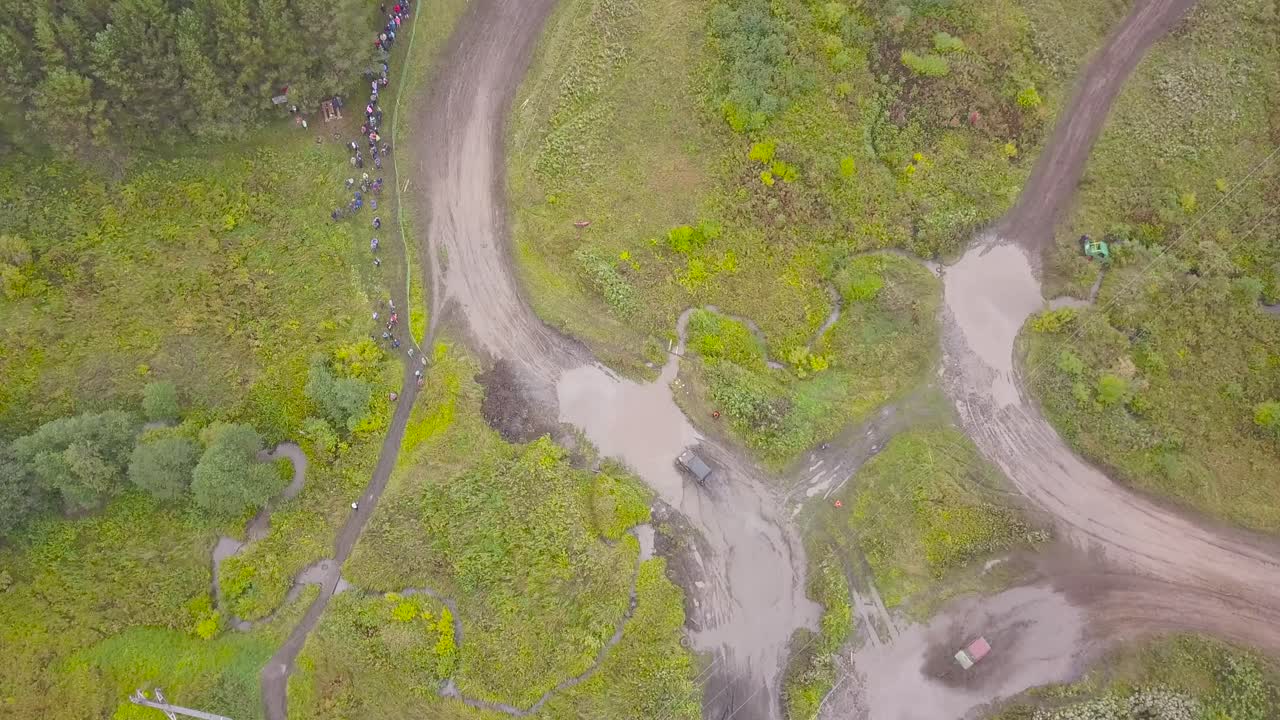 воздушный вид соревнований по забиванию грязи на внедорожных дорогах