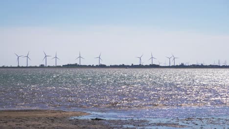 Windpark-An-Land-Mit-Blick-über-Das-Wasser