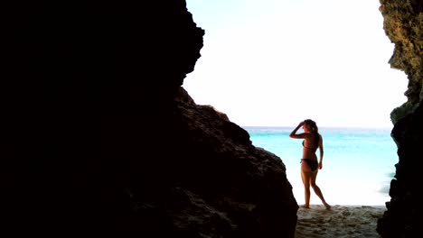 Una-Foto-Semisilhoette-De-Una-Mujer-Joven-Que-Sale-De-Una-Cueva-Oscura-Y-Camina-Hacia-Una-Playa-Soleada-Con-Arena-Blanca-Y-Agua-Cristalina