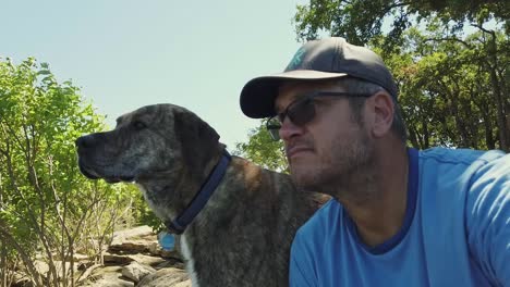 Hombre-Y-Su-Perro-Disfrutando-De-La-Vista-A-Lo-Largo-De-La-Orilla-De-Un-Lago-En-Texas