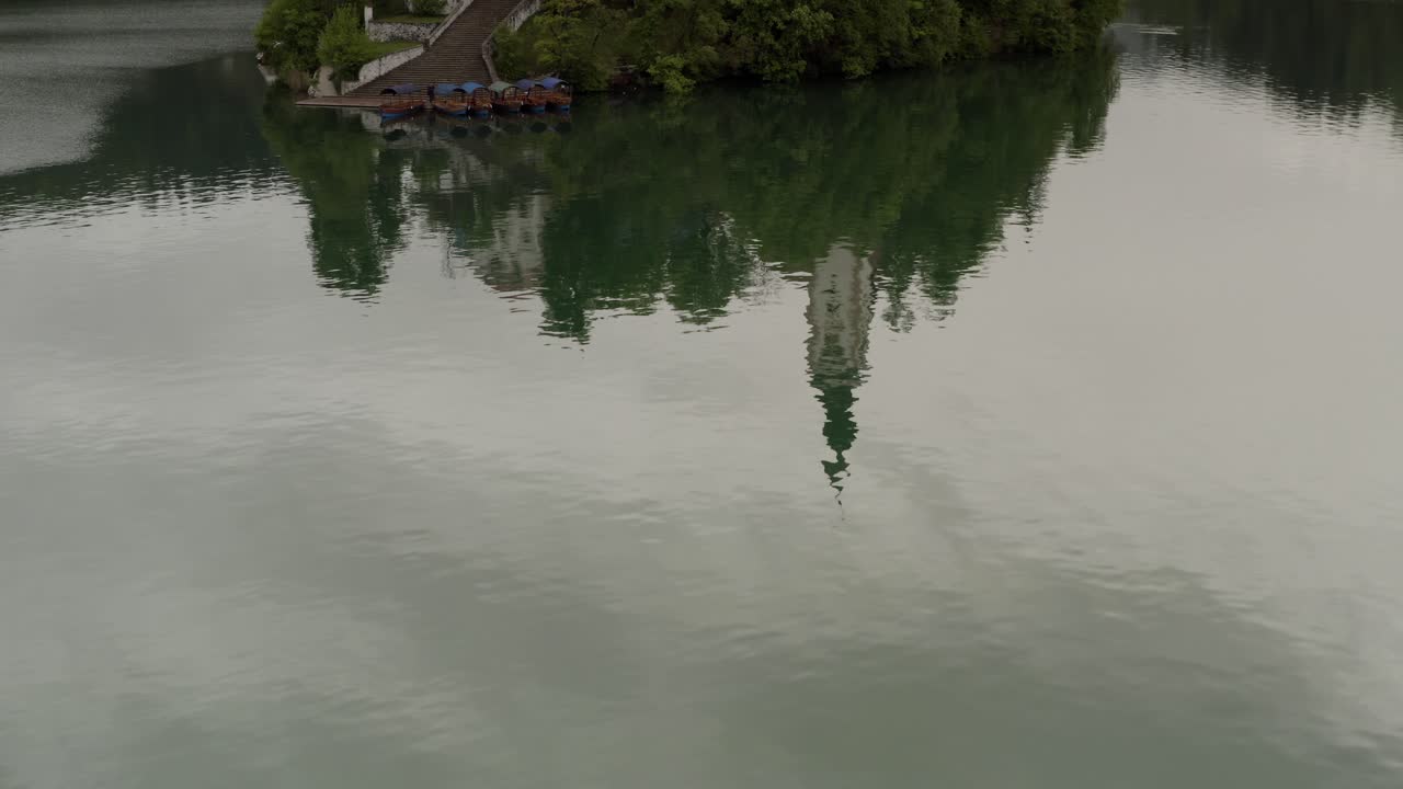 церковь на озере блед-айленд с лодками и отражениями