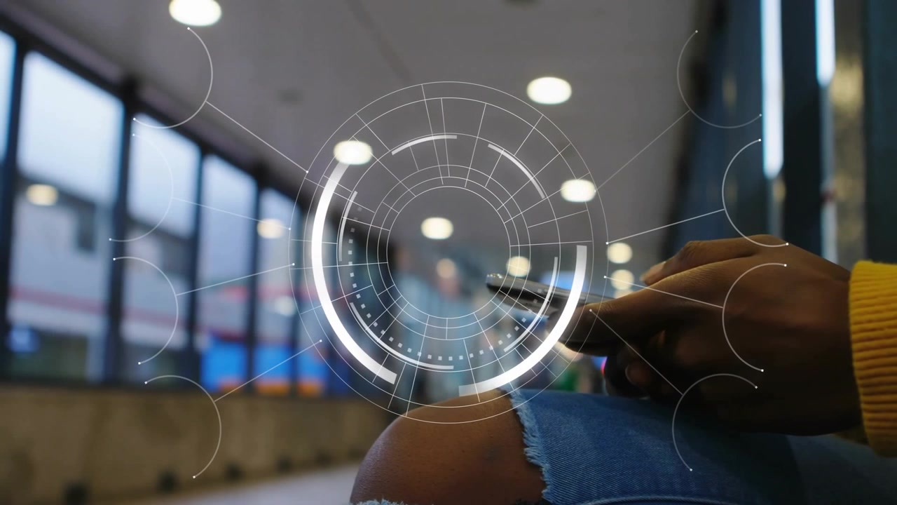 Pendolare che usa lo smartphone su una panchina, animando un'interfaccia olografica per l'elaborazione di dati tecnologici