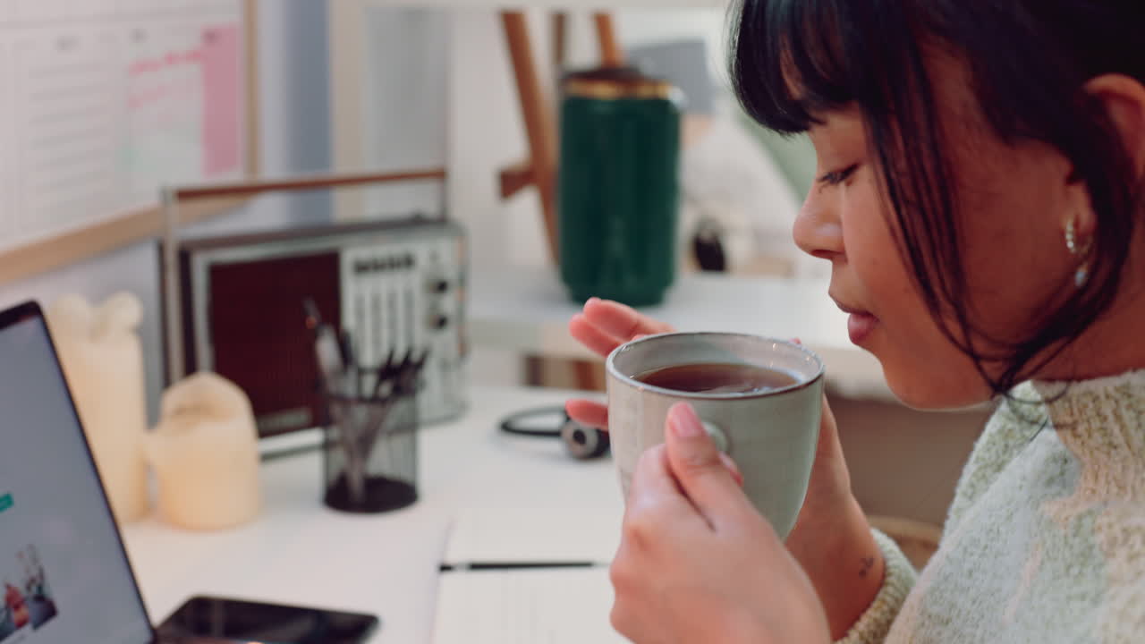 커피, 노트북, 여성 디자이너와 함께 디자인