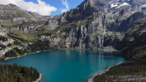 antena: lago oeschinen entre montañas rocosas en los alpes