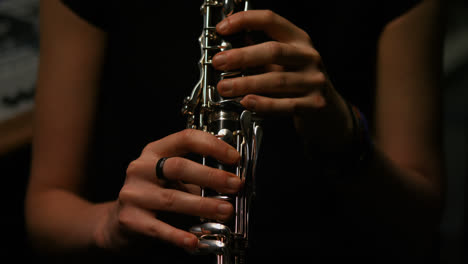 una mujer tocando el clarinete.