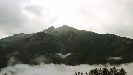 Schwere-Bewölkte-Wolken-Und-Bodennebel-Im-Küstengebirgszeitraffer