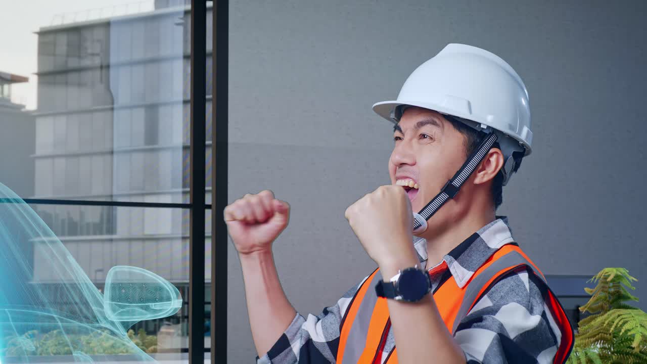 안전 헬을 착용한 아시아 남성 엔지니어가 전기 차량의 개념과 하이테크 산업 시설을 축하하는 목표를 외치고 있습니다.