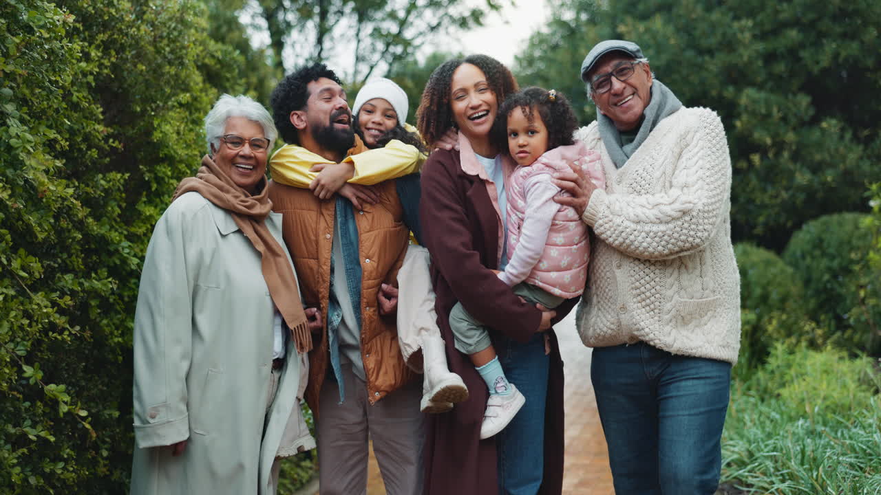 retrato de familia feliz en el parque
