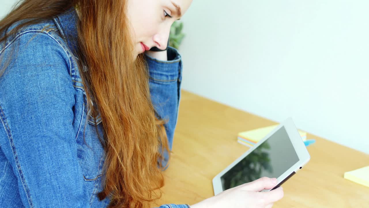 ejecutivo de negocios tenso usando una tableta digital