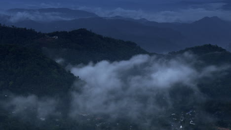 Montañas-En-Las-Nubes-Al-Atardecer-En-Verano