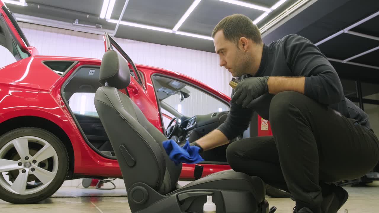 limpieza profesional de automóviles. lavado de sars. detalles interiores. limpieza en seco y detalles del interior de un automóvil. limpeza profunda de asientos. limpeza de espuma en el lavado de automóviles; limpieza del panel del automóvil del polvo. una aspiradora